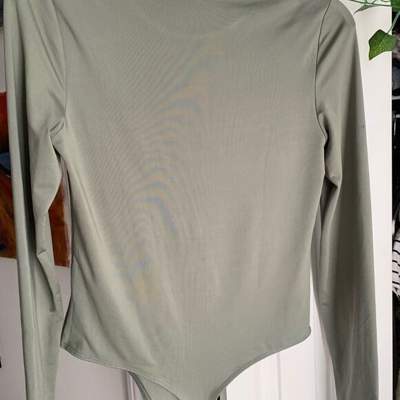 Sleek Olive Green Women's Top - Picture 3 of 4